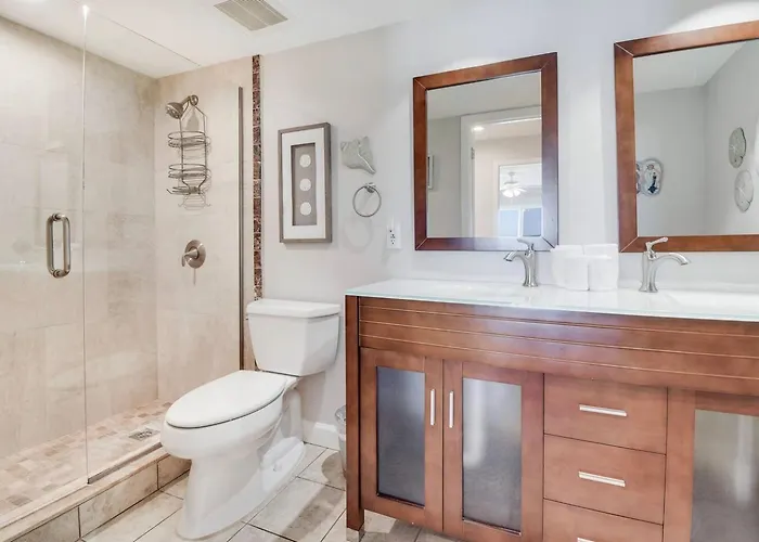 Oceanfront Seagate With Heated Pool Apartment