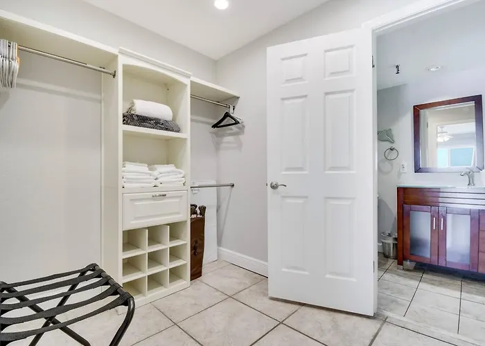 Oceanfront Seagate With Heated Pool Apartment *