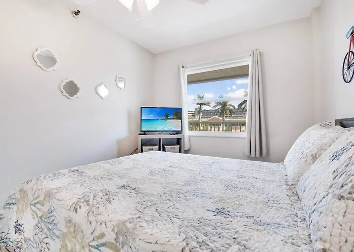 Oceanfront Seagate With Heated Pool Apartment